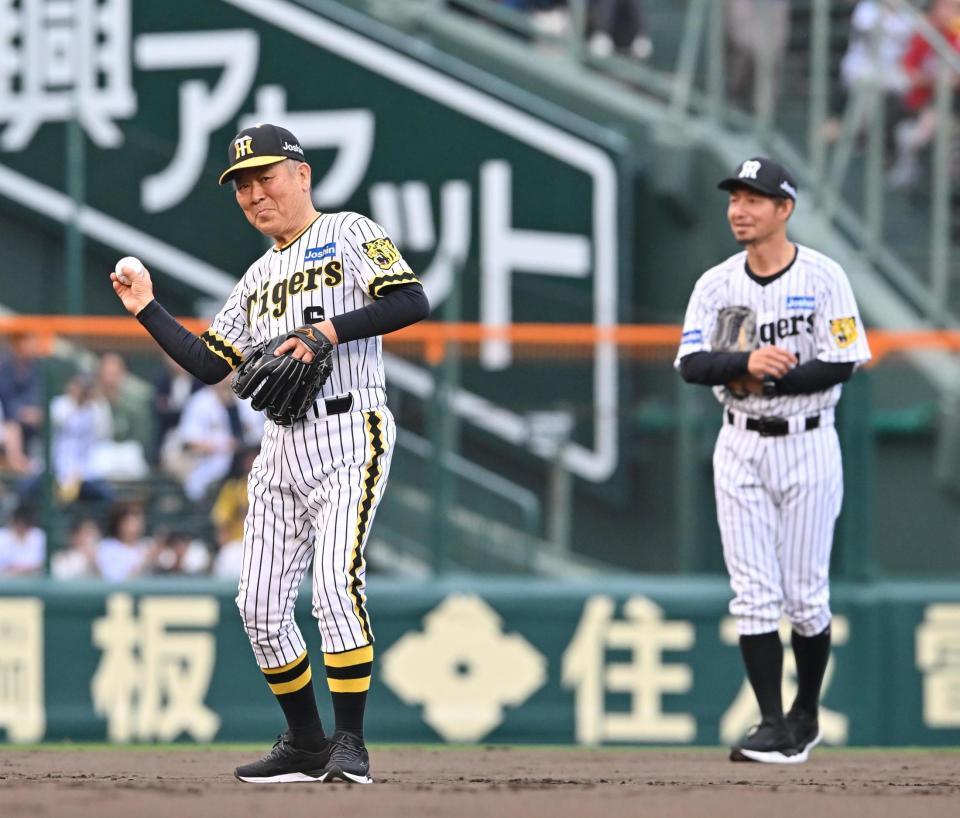 　フィールディングセレモニーに登場した藤田平氏（左）と鳥谷敬氏（撮影・西田忠信）