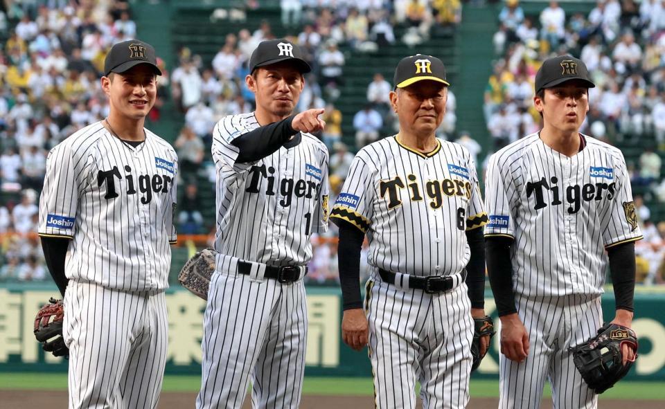 　ファーストピッチセレモニーを終え、写真に納まる（左から）木浪、鳥谷敬氏、藤田平氏、高寺（撮影・北村雅宏）