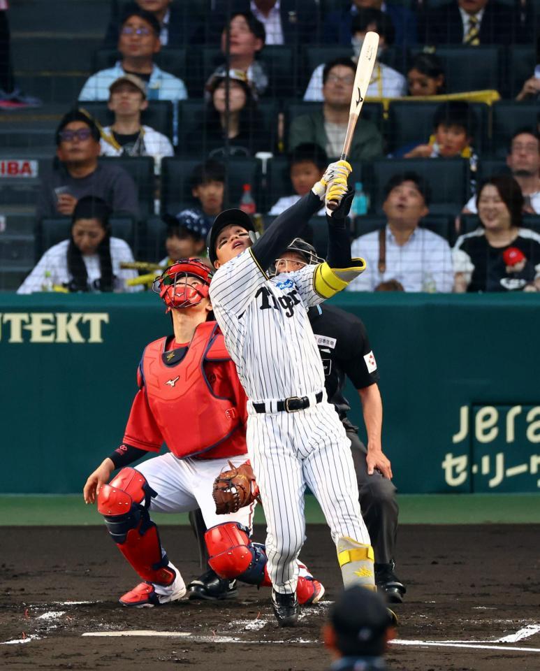 　１回、森下は一邪飛に倒れる（撮影・山口登）