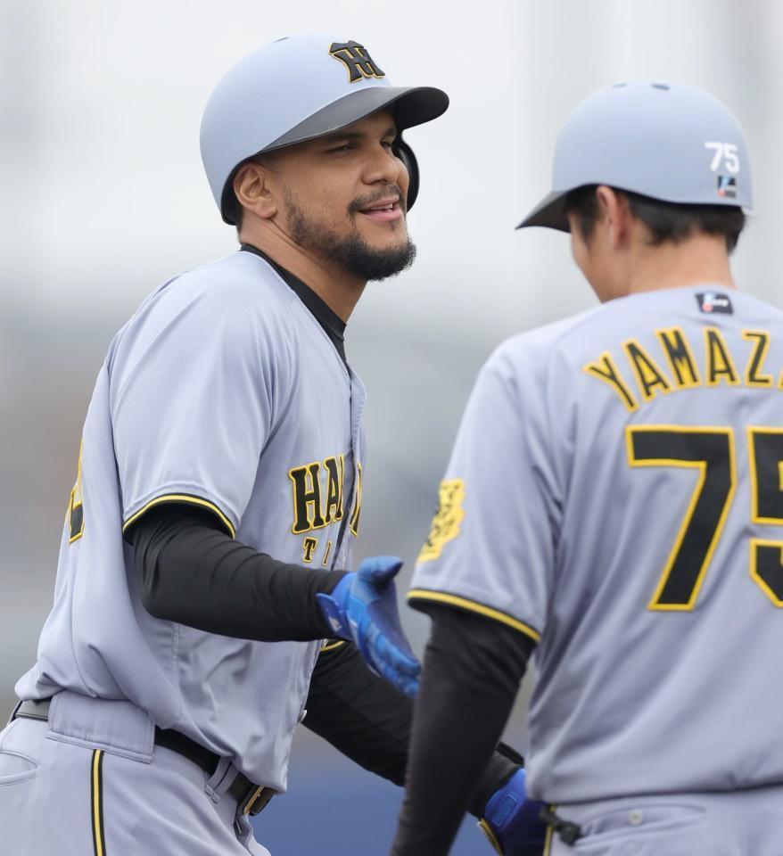 　４回、同点２ランを放ち塁を回るヘルナンデス