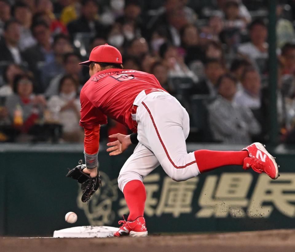 　４回、小園は森下の打球を捕れず内野安打にする（撮影・西田忠信）