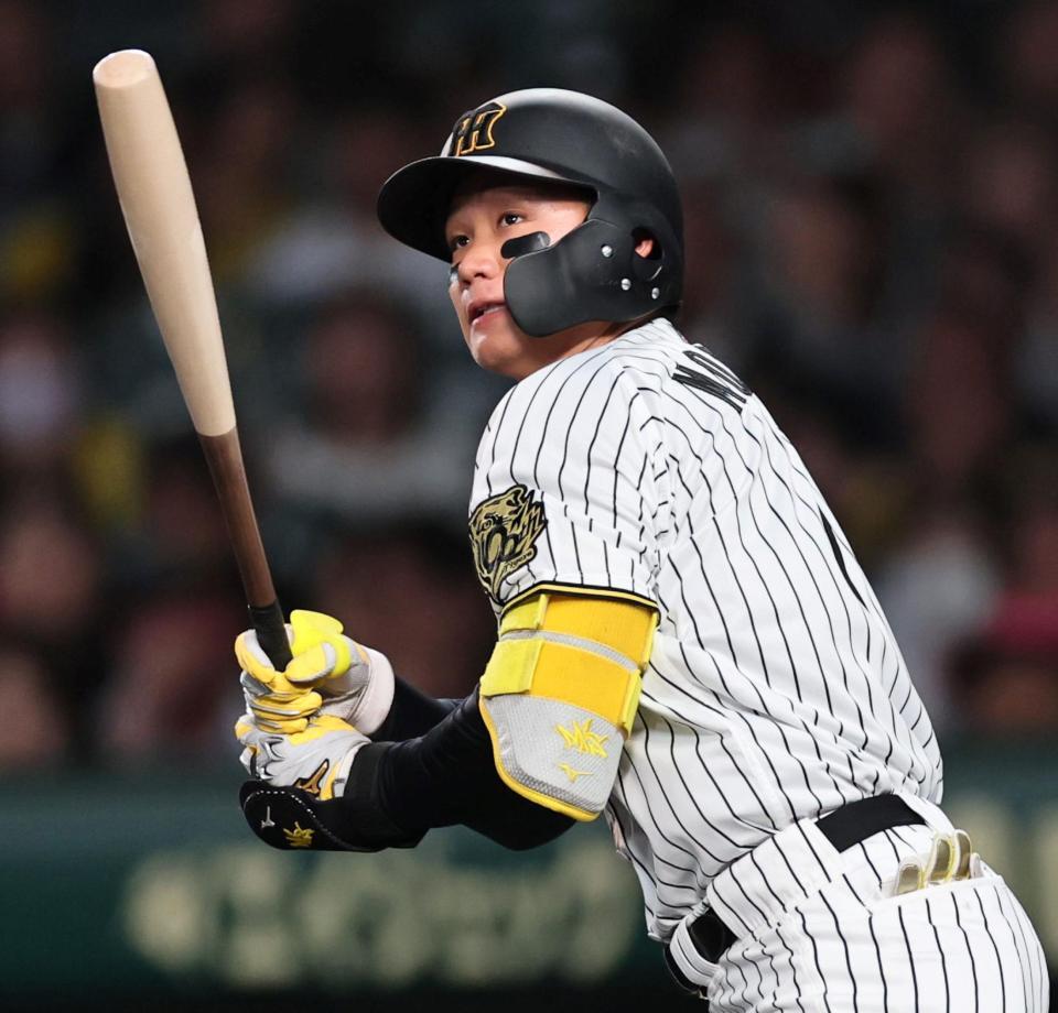 　４回、内野安打を放つ森下（撮影・田中太一）