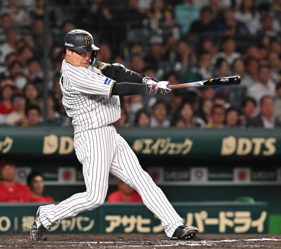 　７回、左前打を放つ大山（撮影・西田忠信）