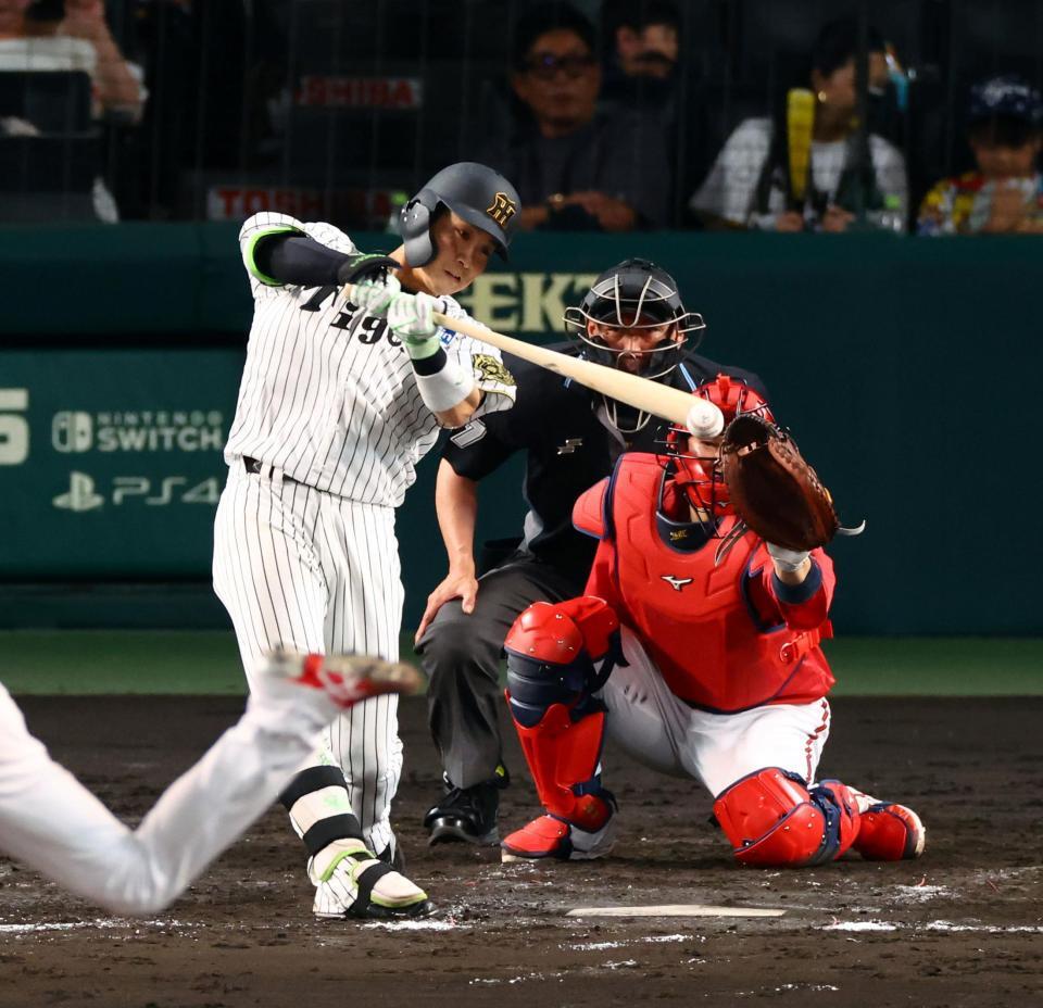 　７回、中前に同点適時打を放つ木浪（撮影・山口登）