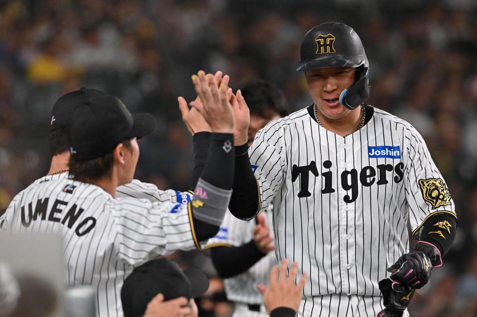 　７回、木浪の適時打で生還した大山（撮影・西田忠信）