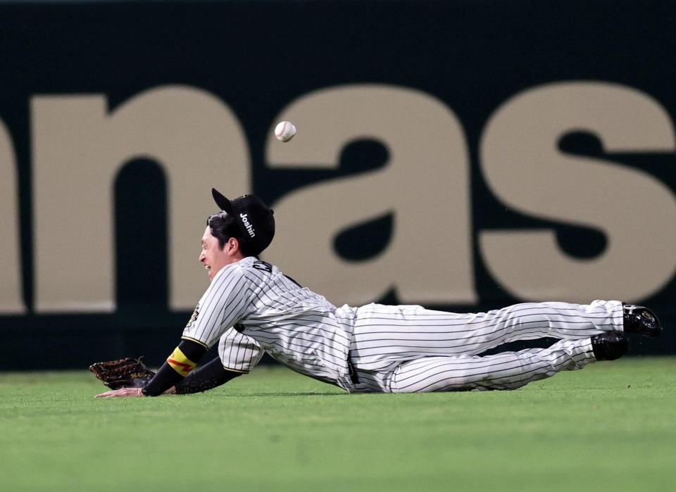 　９回、矢野の打球に飛びつくも適時打にする近本（撮影・田中太一）