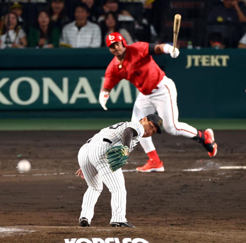 　９回、岩崎はモンテロに勝ち越し適時打を許す（撮影・山口登）