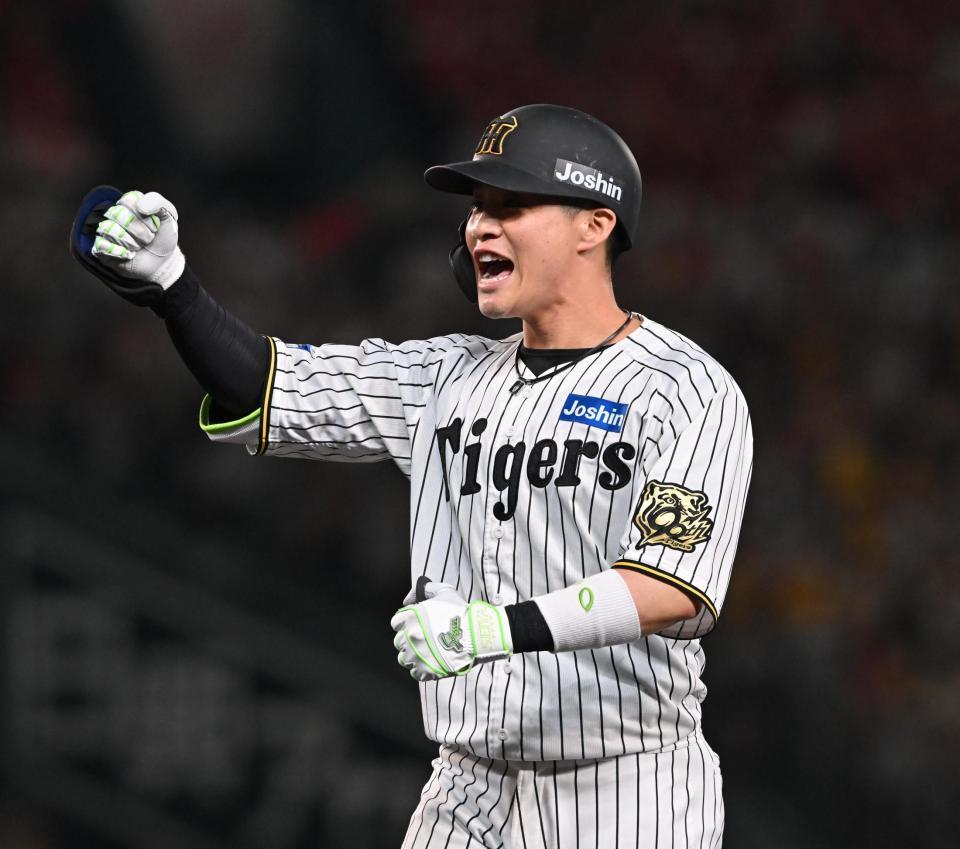 　７回、適時打を放ちガッツポーズする木浪（撮影・西田忠信）