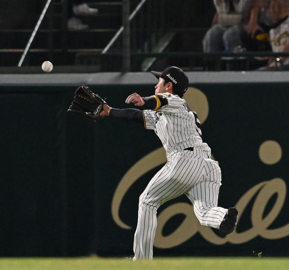 　９回、近本は矢野の打球を捕れず適時二塁打にする（撮影・西田忠信）