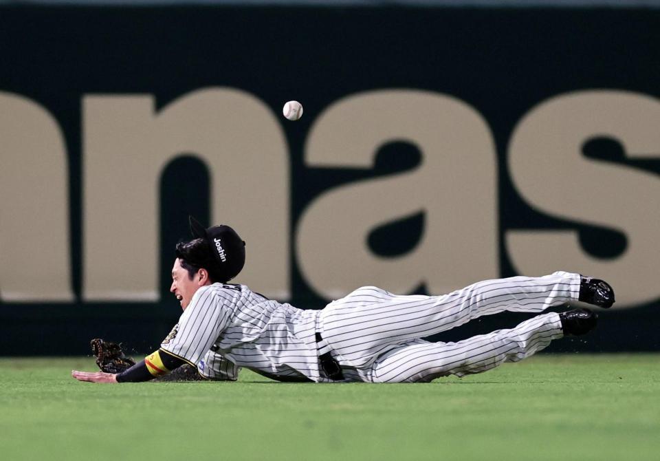 　９回、矢野の打球に飛びつくも適時打にする近本（撮影・田中太一）