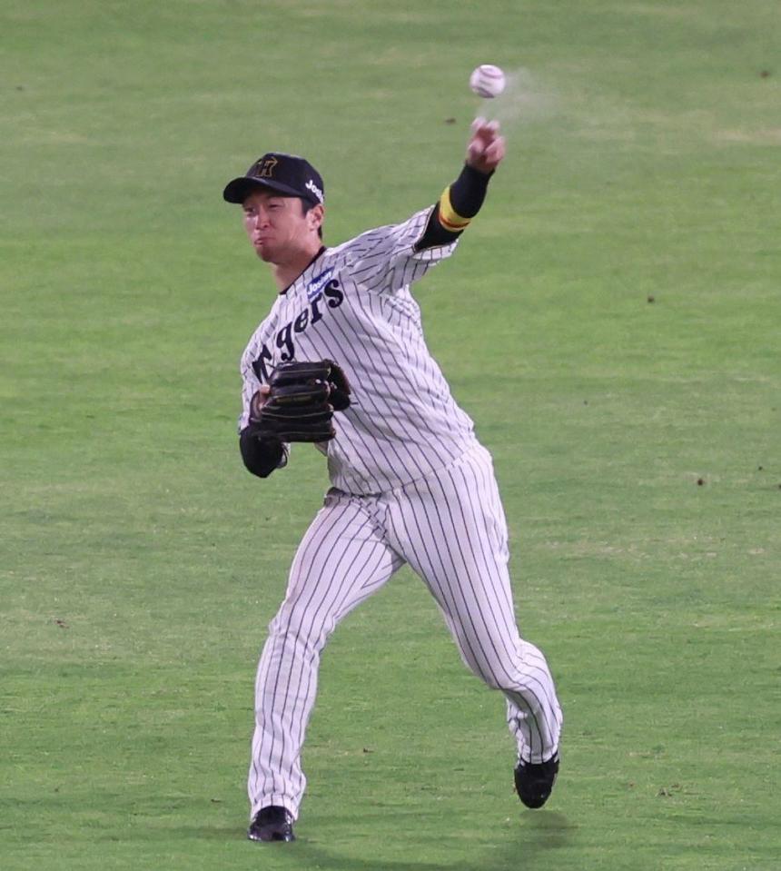 　９回、モンテロの安打を処理し、二塁手・中野に中継する近本（撮影・北村雅宏）