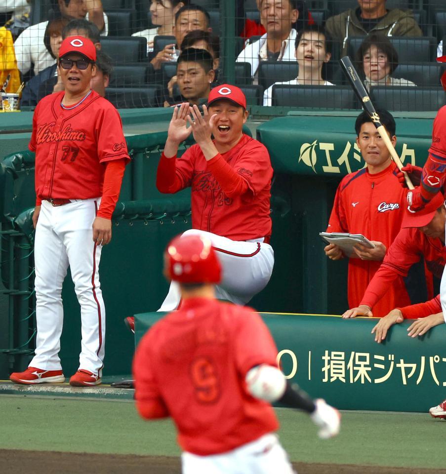 　１回、秋山が先制ソロを放ち、ベンチの新井監督（中央）は手を叩いて喜ぶ（撮影・山口登）