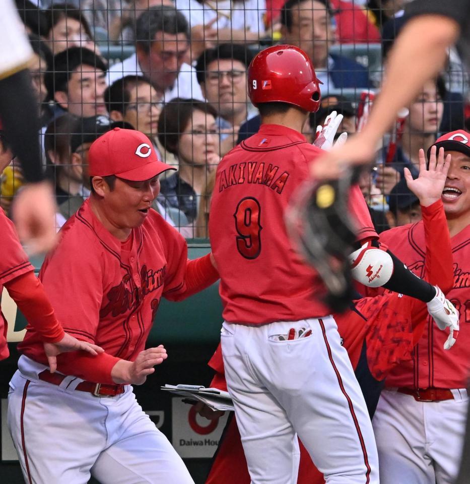 　１回、先頭打者本塁打の秋山（右）を笑顔で迎える新井監督（撮影・西田忠信）