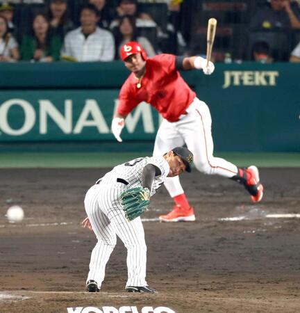 　９回、モンテロに勝ち越し打を許す岩崎（撮影・山口登）