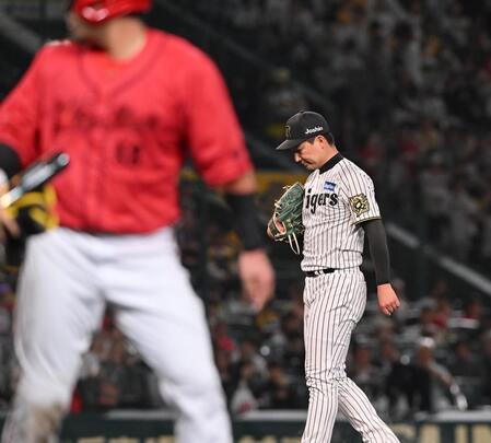 　９回、末包（手前）に四球を与えた岩崎（撮影・西田忠信）