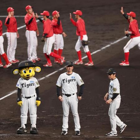 　広島に敗れ、整列する藤川監督（手前中央）＝撮影・北村雅宏