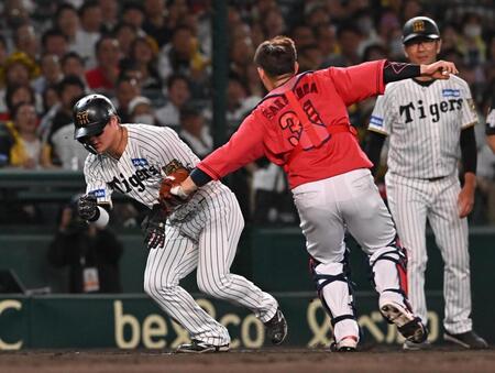 　７回、楠本の一ゴロで三本間でタッチアウトになる前川（左）＝撮影・西田忠信