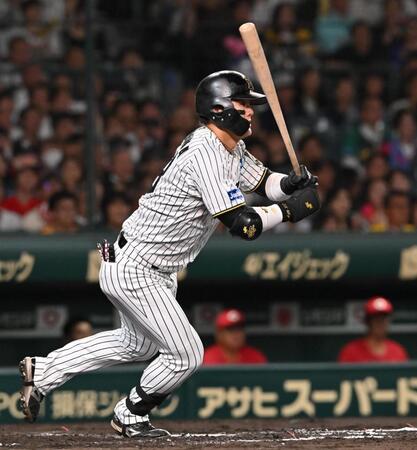 　７回、適時打を放つ前川（撮影・西田忠信）