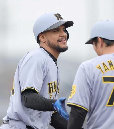 　４回、同点２ランを放ちダイヤモンドを回るヘルナンデス