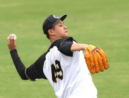 　入念にキャッチボールする大竹（撮影・北村雅宏）