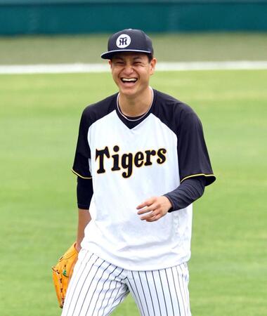 　練習中、笑顔を見せる大竹（撮影・山口登）