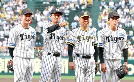 　セレモニーを終え、写真に納まる（左から）木浪、鳥谷氏、藤田氏、高寺