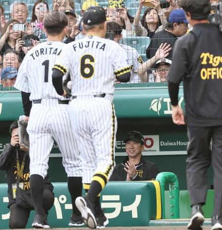 　ファーストピッチを行った藤田平氏、鳥谷敬氏に拍手を送る藤川監督（撮影・田中太一）