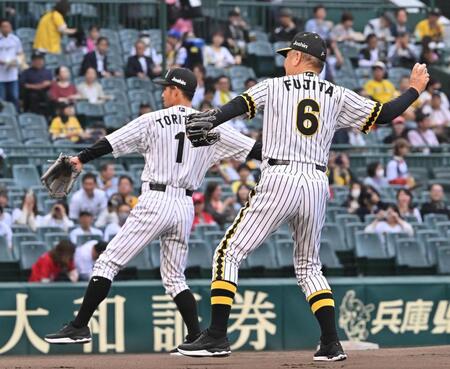 　甲子園のマウンドで投球する鳥谷敬氏（奥）と藤田平氏（撮影・西田忠信）