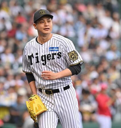 　初回を投げ終えベンチに戻る大竹（撮影・西田忠信）