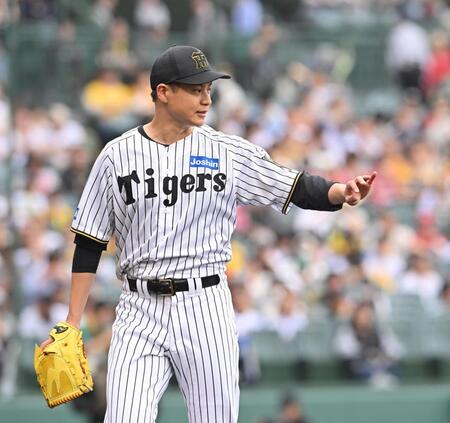 　２回を投げ終えベンチに戻る大竹（撮影・西田忠信）