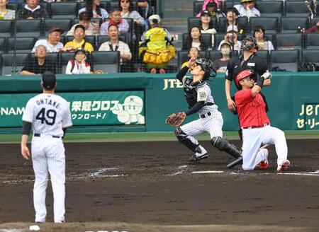 　４回、末包は大竹のスローボールに捕邪飛に倒れる（撮影・山口登）