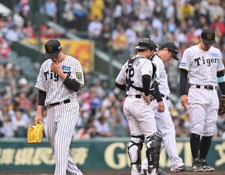 　８回途中、降板する大竹（左）＝撮影・西田忠信