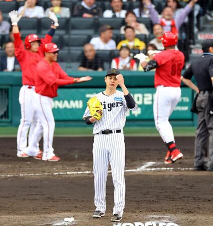 　８回、大竹はモンテロに２ランを許す（撮影・山口登）