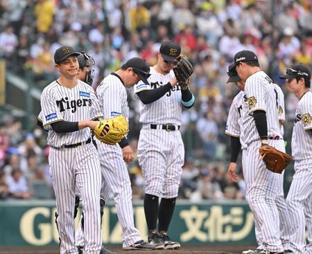 　８回途中、降板する大竹（左）＝撮影・西田忠信