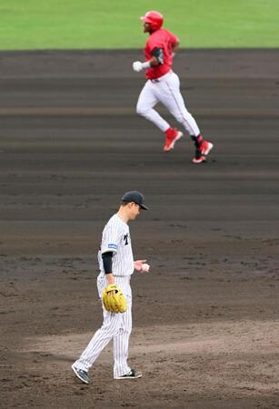 　８回、モンテロに２ランを浴びる大竹（撮影・立川洋一郎）