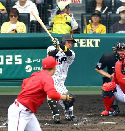 　８回、左前に適時打を放つ近本（投手・塹江）＝撮影・山口登