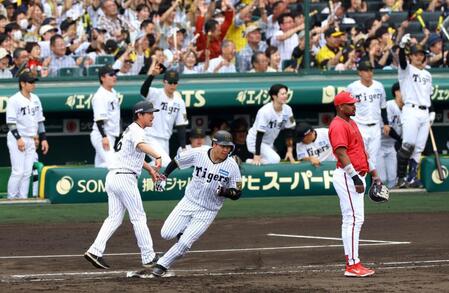 　５回、左翼線に２点適時二塁打を放つ大山（撮影・山口登）