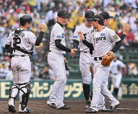 　９回を締め、笑顔を見せる岩崎（左から２人目）＝撮影・西田忠信