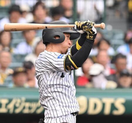 　５回、中前打を放つ近本（撮影・西田忠信）