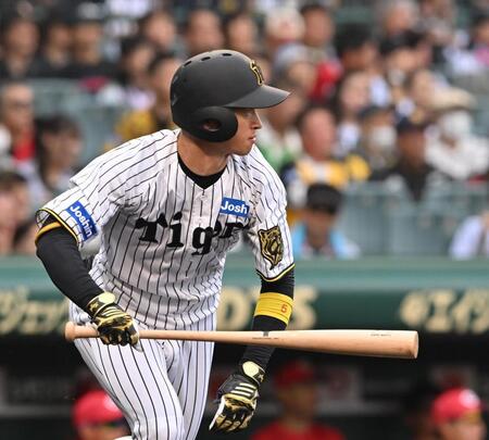 　３回、左前打を放つ近本（撮影・西田忠信）