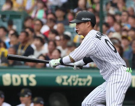 　４回、先制となる適時打を放つ木浪（撮影・北村雅宏）