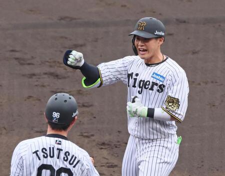 　４回、中前へ先制適時打を放ち、ベンチへ向かってガッツポーズを見せる木浪（撮影・立川洋一郎）