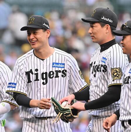 　大竹（左）からウイニングボールを受け取る岩崎（撮影・西田忠信）