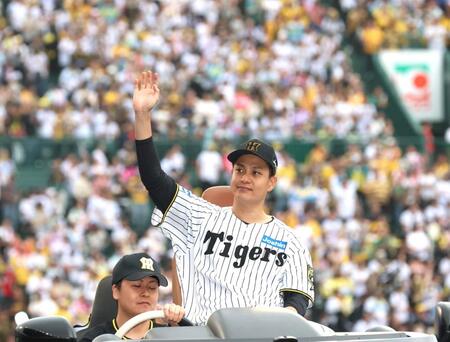 　今季初勝利を挙げ、ファンの声援に応える大竹（撮影・北村雅宏）
