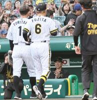 　ファーストピッチを行った藤田平氏、鳥谷敬氏に拍手を送る藤川監督（撮影・田中太一）