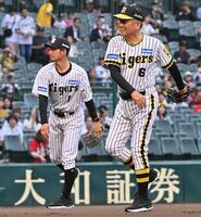 　ファーストピッチセレモニーで投球する鳥谷敬氏（左）と藤田平氏（撮影・西田忠信）