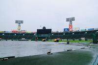 　雨が降り続き、グラウンドにはシートが敷かれる