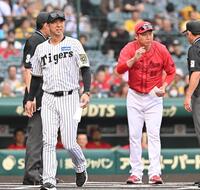 　新井監督（右）とのメンバー表交換を終えベンチに戻る藤川監督（撮影・西田忠信）