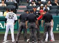 　メンバー表を交換し、足早にベンチに戻る藤川監督（左）＝撮影・山口登