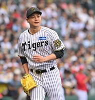 　初回を投げ終えベンチに戻る大竹（撮影・西田忠信）